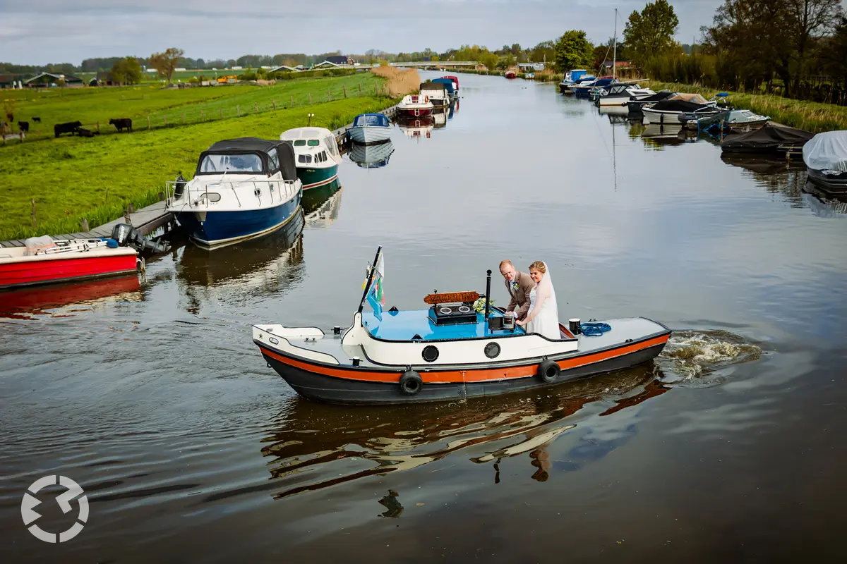 Bijzondere fotoreportage op een bruiloft met trekschuit.
