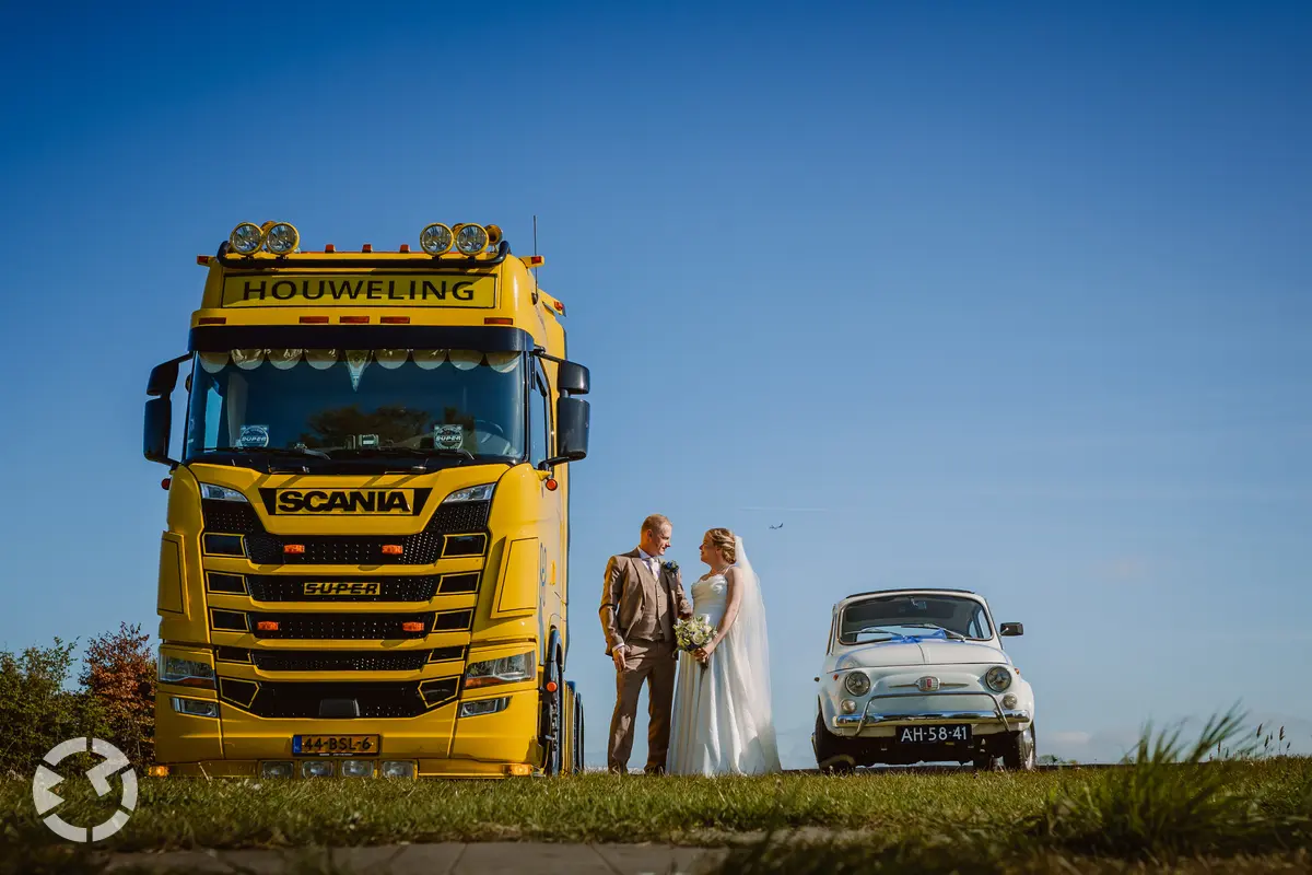 Bijzondere fotoreportage op een bruiloft met vrachtwagen en trouwauto