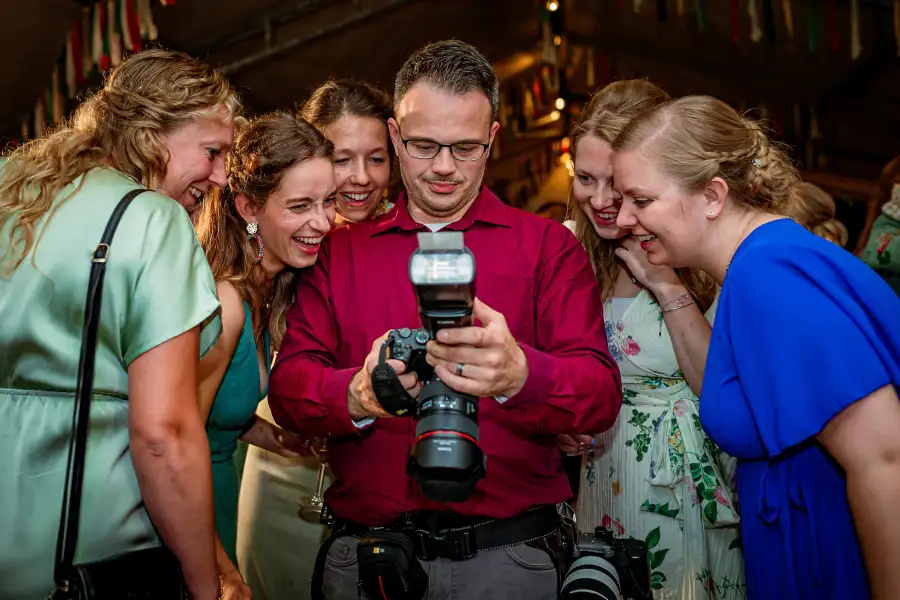 foto van ons aan het werk - achter de schermen 105