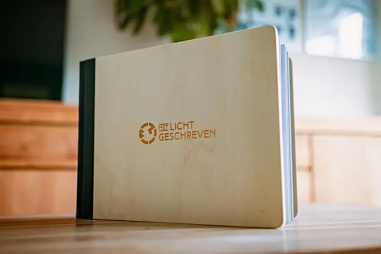 Luxe houten trouwalbum Met Licht Geschreven bruidsfotografie trouwen trouwfotograaf Noord Brabant.webp