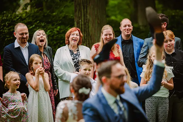 gezellige bruidsfotografie schoenenspel borrel brabant den bosch tilburg eindhoven breda gezellige ontspannen bruidsfotografie