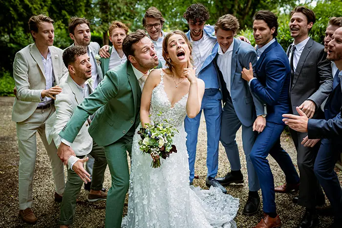 bruid wordt door vader op een unieke manier weggegeven trouwen warm gezellig trouwfotografie