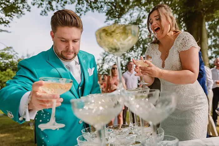 gezellige bruidsfotografie schoenenspel borrel brabant den bosch tilburg eindhoven breda gezellige ontspannen bruidsfotografie