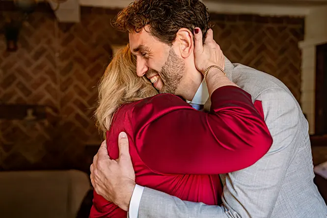 Lieve momentjes tijdens bruiloft innige knuffel bruidegom professionele bruidsfotograaf Tilburg