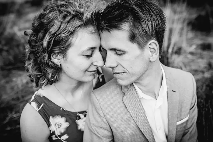 bruid wordt door vader op een unieke manier weggegeven trouwen warm gezellig trouwfotografie