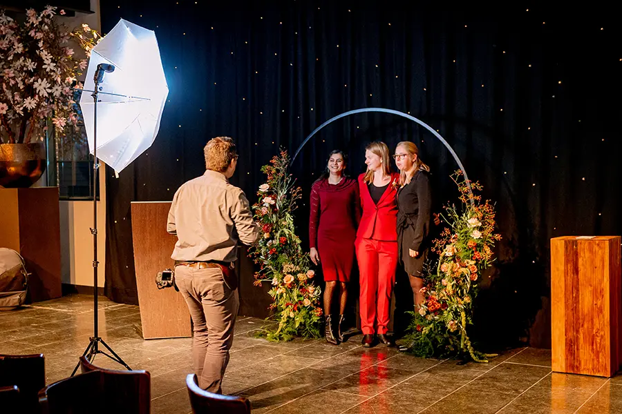 foto van ons aan het werk - achter de schermen 56